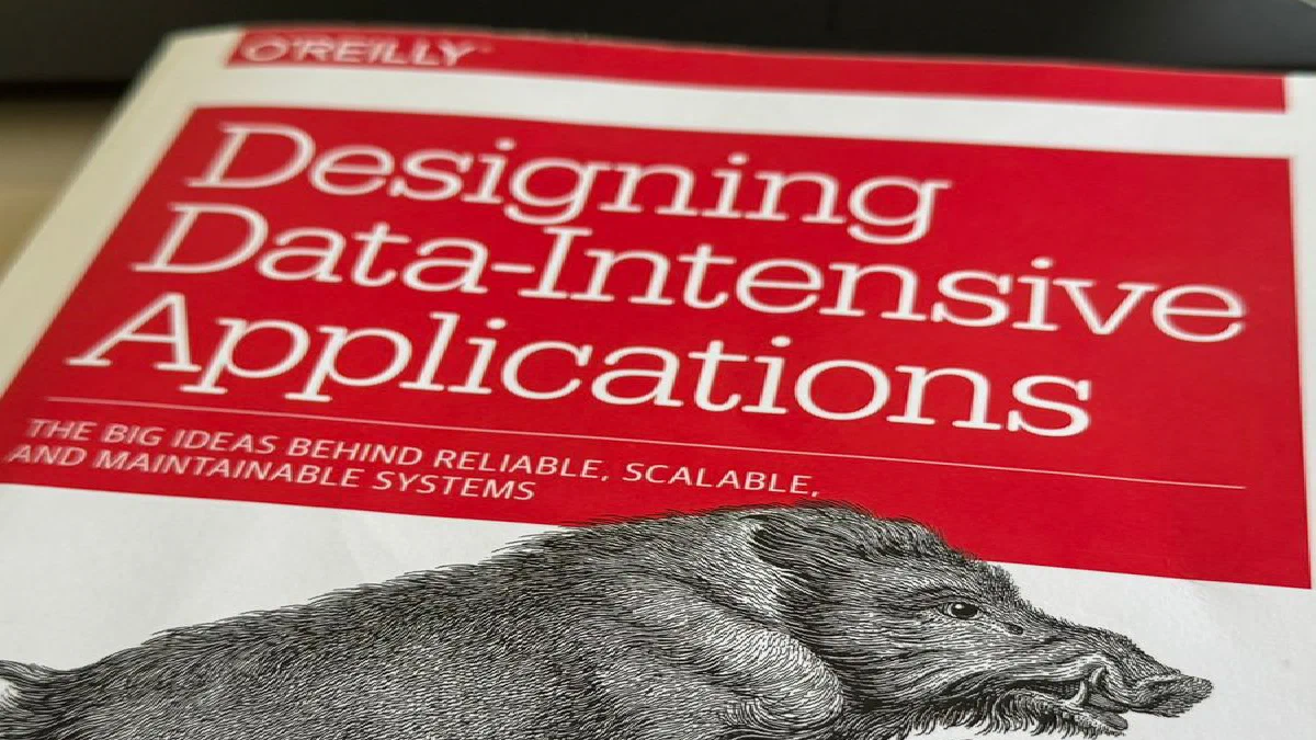 Capa do livro Designing Data-Intensive Applications sobre uma mesa